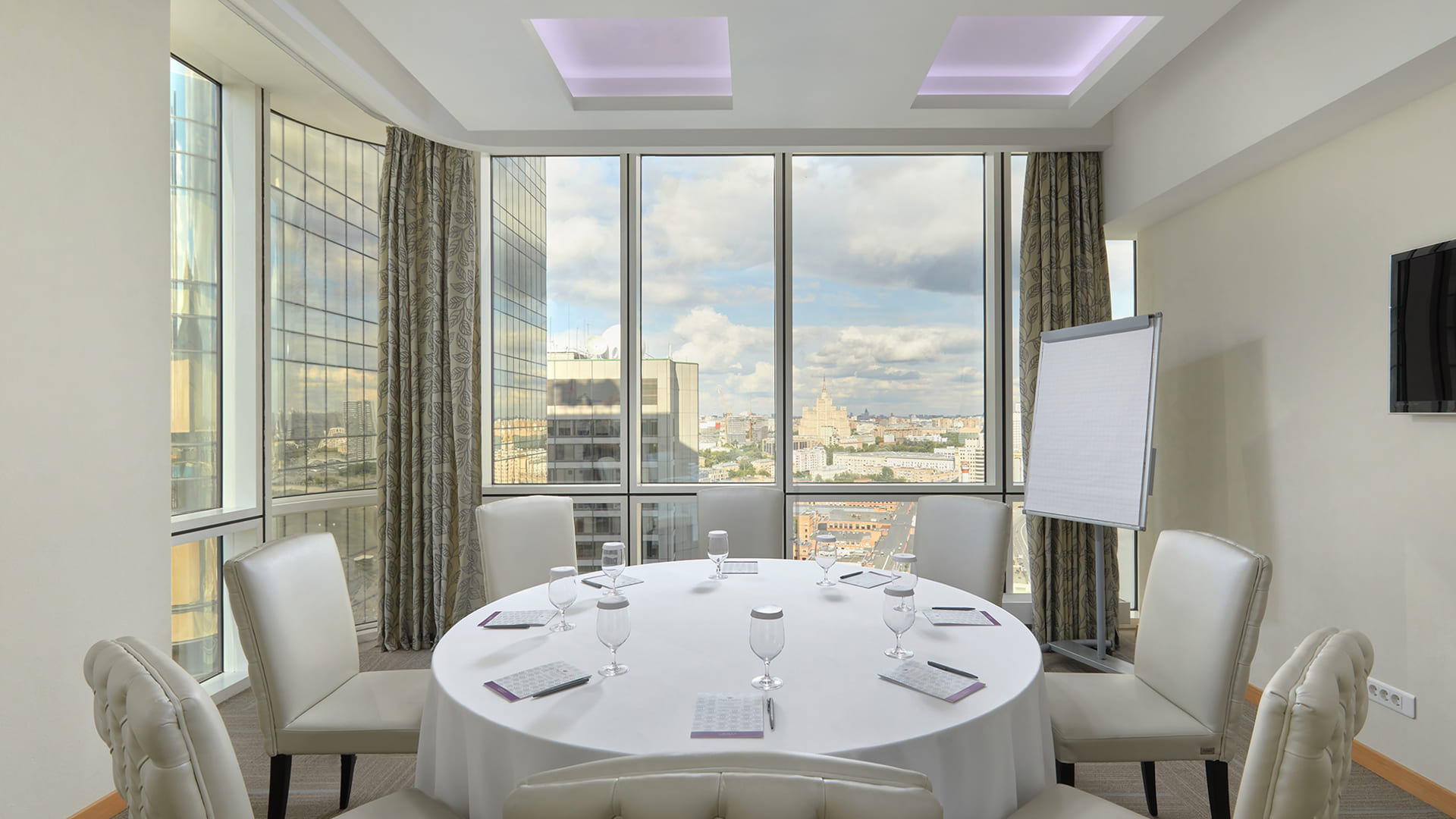 Начать 3д-тур по залу